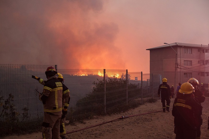 epa04661501 Firefighters respond to the fire in Valparaiso, Chile on, 13 March 2015, after the Chilean government declared a state of emergency in the cities of Valparaíso and Viña del Mar, 100 kilome ...