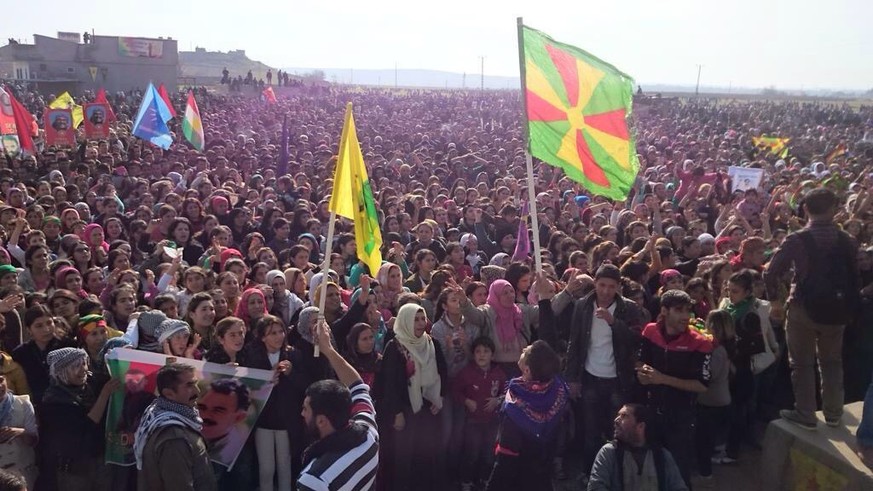 Ein paar hundert Meter von Kobane entfernt in Suruç auf türkischem Boden, versammelten sich Tausende Kurden. Sie tragen die kurdische Flagge, die Flagge der YPG, aber auch Bilder vom inhaftierten PKK- ...