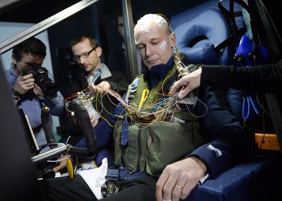 In einem Simulator in Dübendorf übt Piccard einen mehrtägigen Flug.