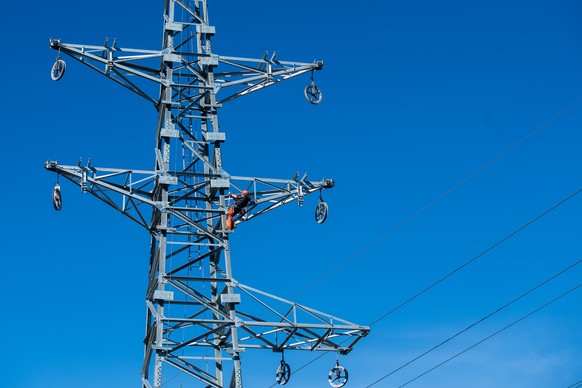 Konstrukteure arbeiten an einem Hochspannungsmast am Montag 27. Februar 2017, in Vezia im Tessin. Der Strommast des Schweizer Stromnetzes von Swissgrid wird durch die Firma Kummler und Matter erstellt ...