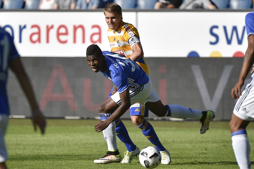 16.07.2016; Luzern; Fussball Testspiel - FC Luzern - FC Schalke 04;
Breel Embolo (Schalke) gegen Claudio Lustenberger (Luzern)
(Martin Meienberger/freshfocus)