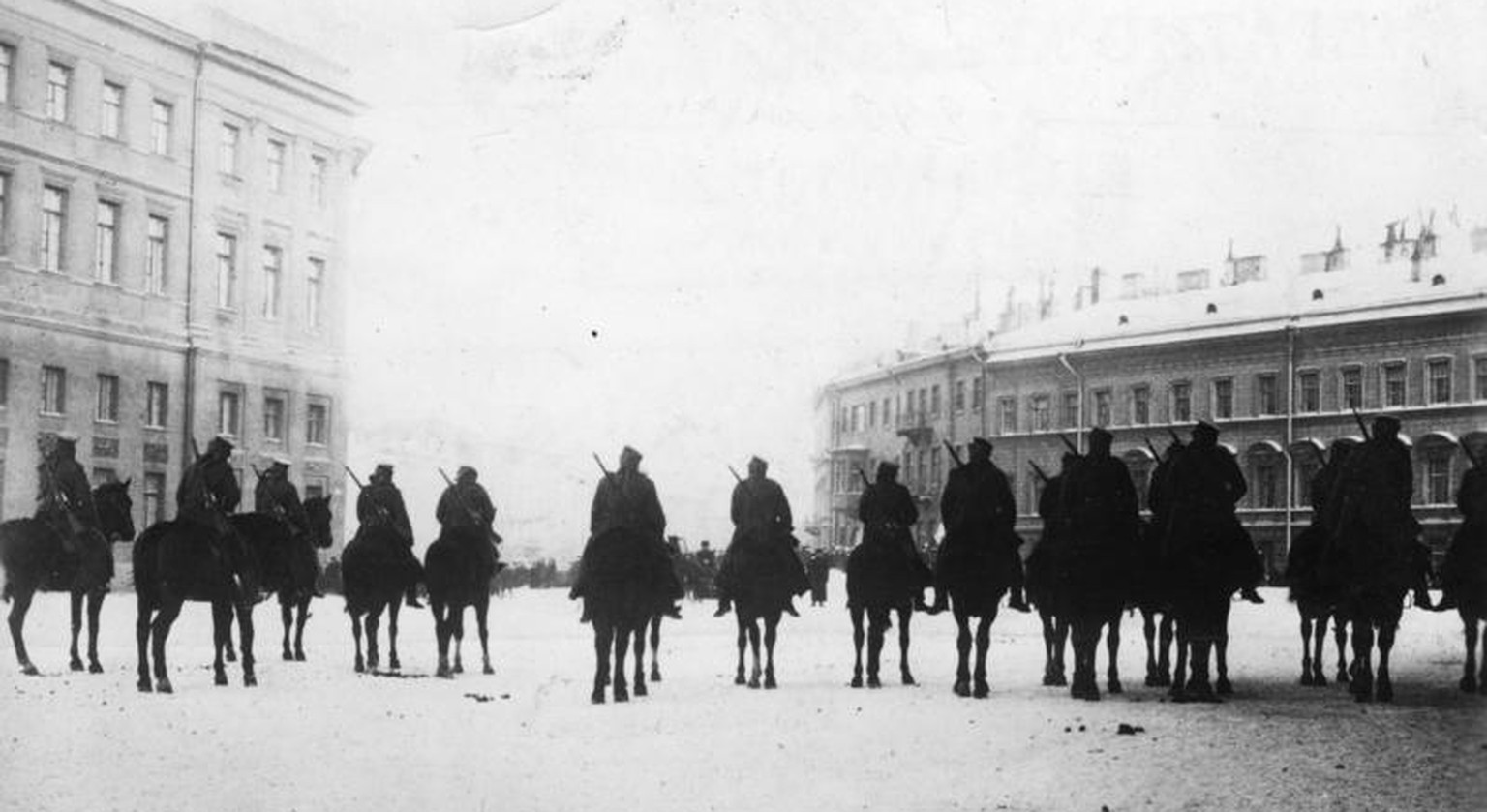 Zentralbild 
Unruhen in St. Petersburg, Januar 1905. UBz.: der Urizky-Platz vor dem Winterpalast wird durch Militär abgesperrt
832-05
[Scherl Bilderdienst]
