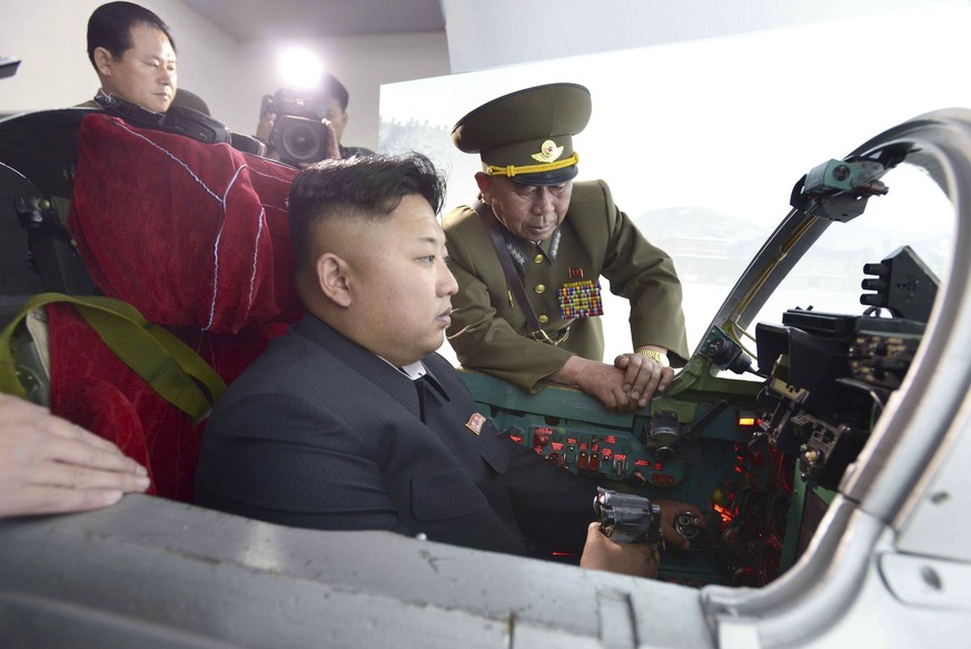 Notfalls werde der heilige Führer auch selbst einen Angriff gegen die Schweiz fliegen, lässt die nordkoreanische Nachrichtenagentur verlauten. In diesen Kampfjet habe man zur Komfortsteigerung für Kim ...