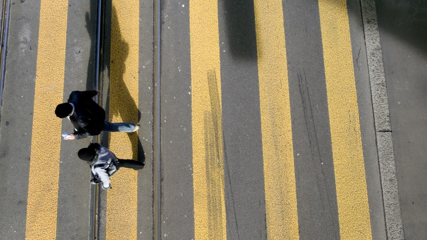 ZUR AUSWERTUNG DER BERATUNGSSTELLE FUER UNFALLVERHEUTUNG ZU DEN TODESFAELLEN IM VERKEHR STELLEN WIR IHNEN AM DIENSTAG, 21. OKTOBER 2014, FOGENDES ARCHIVBILD ZUR VERFUEGUNG – Zwei Fussgaenger ueberquer ...