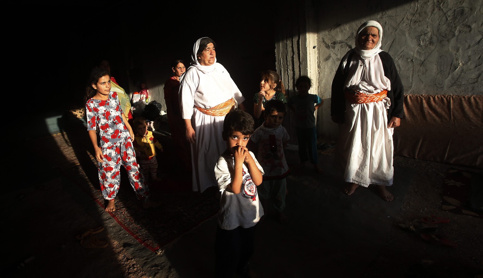 Jesidische Flüchtlinge warten nach ihrer Flucht aus dem Irak auf Hilfe.