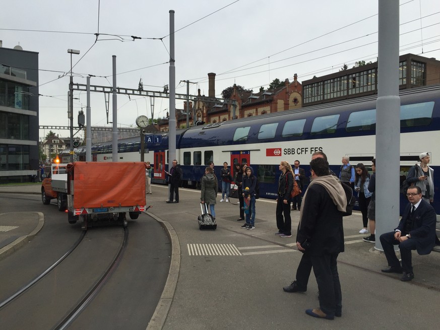 Die S7 ist am Bahnhof Tiefenbrunnen gestrandet.