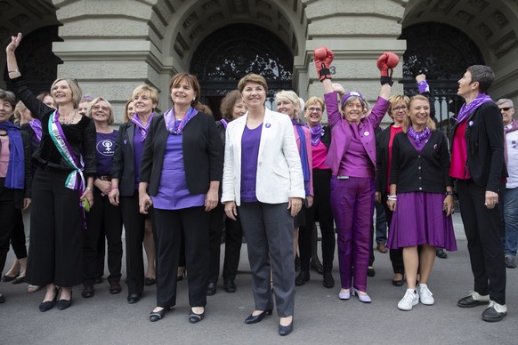 Nationalratspraesidentin Marina Carobbio Guscetti, Mitte links, Bundesraetin Viola Amherd, MItte rechts, und die Nationalraetinnen kommen waehrend einer Unterbrechung im Parlament zu den streikenden F ...