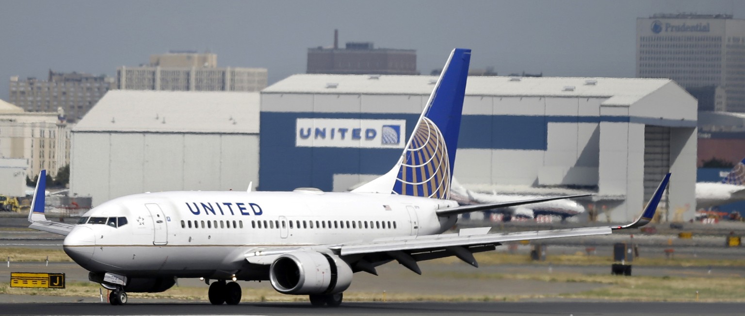 FILE - In this Sept. 8, 2015, file photo, a United Airlines passenger plane lands at Newark Liberty International Airport in Newark, N.J. Twitter users are poking fun at United&#039;s tactics in havin ...