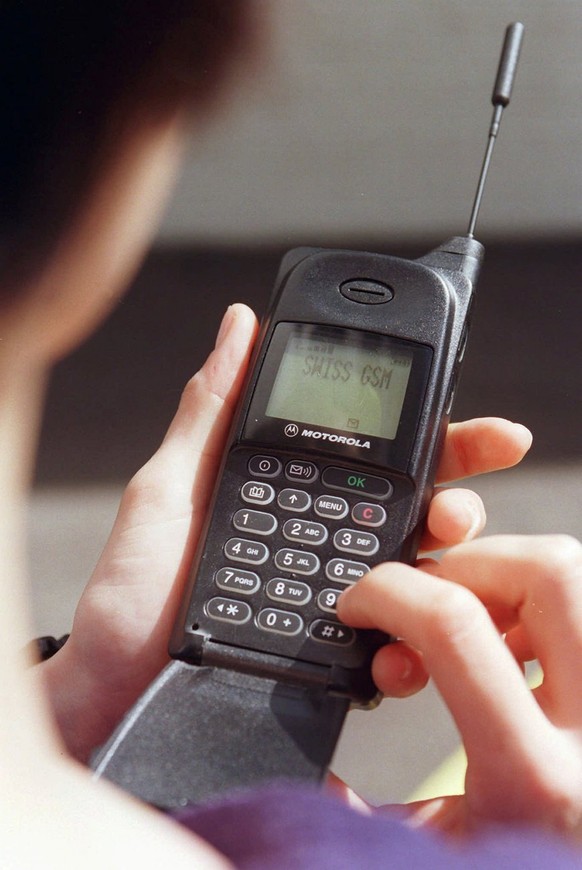 Freisprechanlage fuer ein Mobiltelefon im Auto (inszenierte Aufnahme), Zuerich, Mai 2000. (KEYSTONE/MARTIN RUETSCHI) Film]
