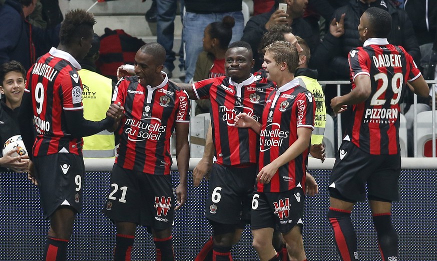 epa05937909 Ricardo Pereira of OGC Nice (2-R) celebrates with teammates after scoring a goal against Paris Saint Germain during the French Ligue 1 soccer match, OGC Nice vs Paris Saint Germain, at the ...