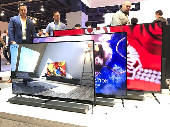Mi TV 4Auf der CES stellt der chinesische Konzern unter anderem diese OLED-Fernseher als Neuheiten vor. Nur 4,9 Millimeter ist das knapp 200 Dollar teure 65-Zoll-Modell dick, die Elektronik steckt in  ...