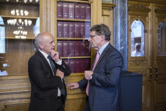 Heinz Brand von der SVP GR (rechts)in Bern im Gespräch mit Bundesrat Ueli Maurer.