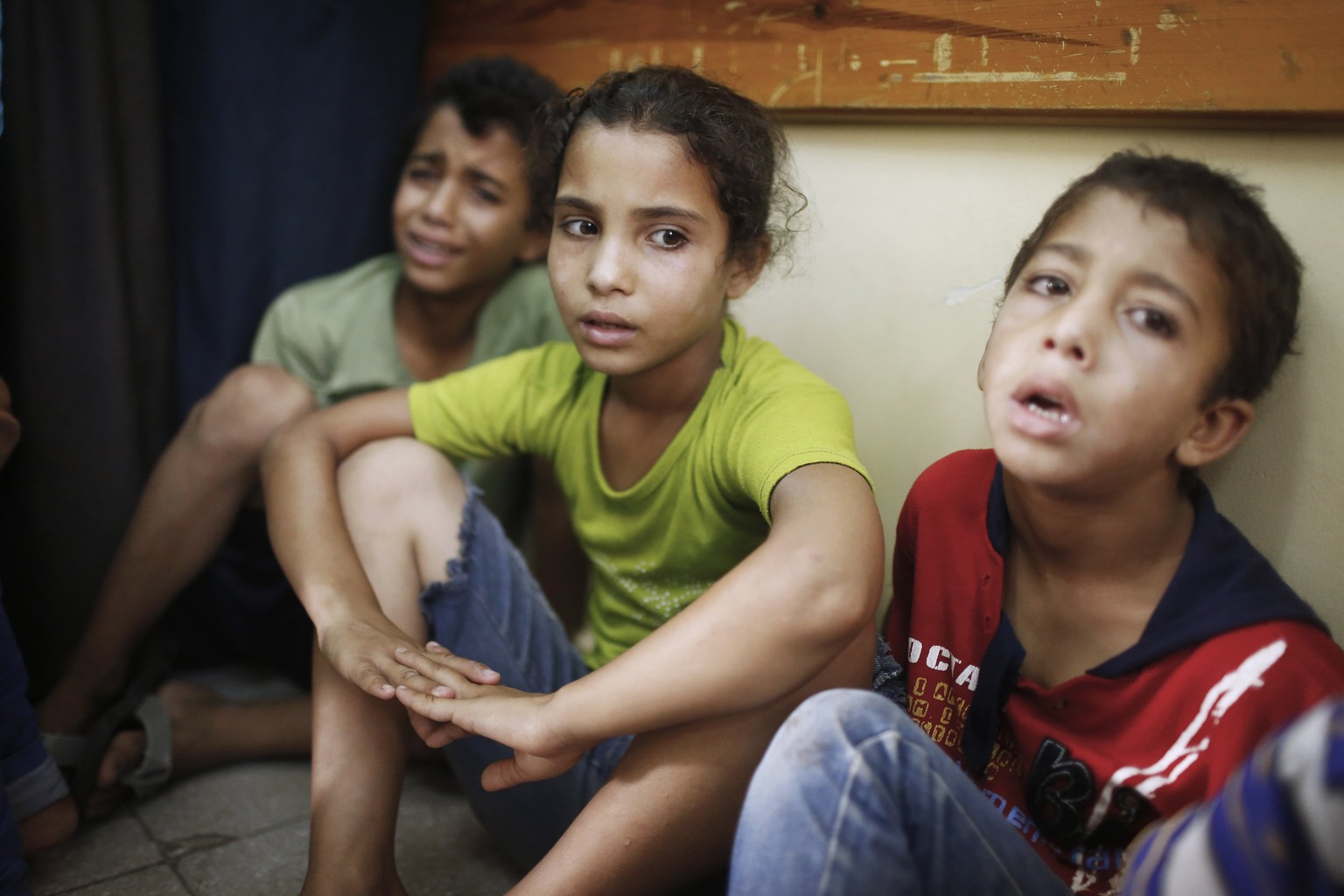 Kinder im Gazastreifen, die aus einer bombardierten UN-Schule entkommen sind, in der sie Zuflucht gesucht hatten (24.07.2014).