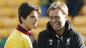 Vor dem Spiel: Timm Klose mit Liverpools Trainer Jürgen Klopp.