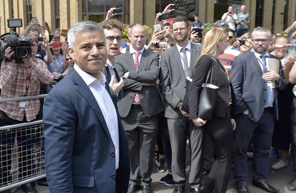 Londons muslimischer Bürgermeister Sadiq Khan kritisiert das Plakat.