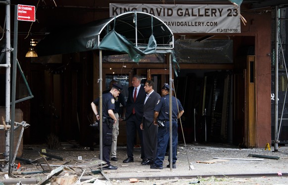 epa05546368 New York Mayor Bill de Blasio (3-R) and New York Governor Andrew Cuomo (2-R) tour the site of an explosion that occurred overnight in the Chelsea neighborhood of New York, New York, USA, 1 ...