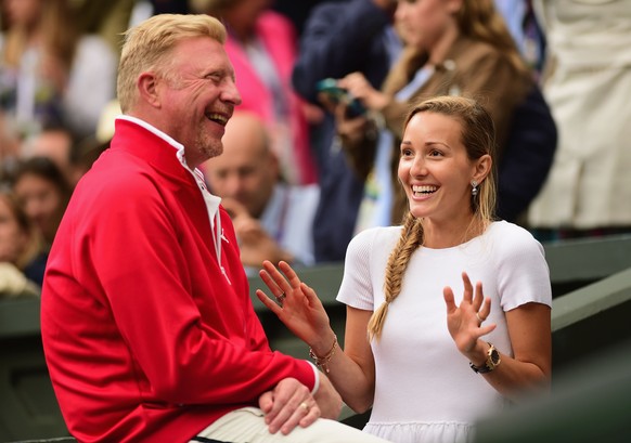 Boris Becker und Djokovics Ehefrau Jelena haben gut lachen.