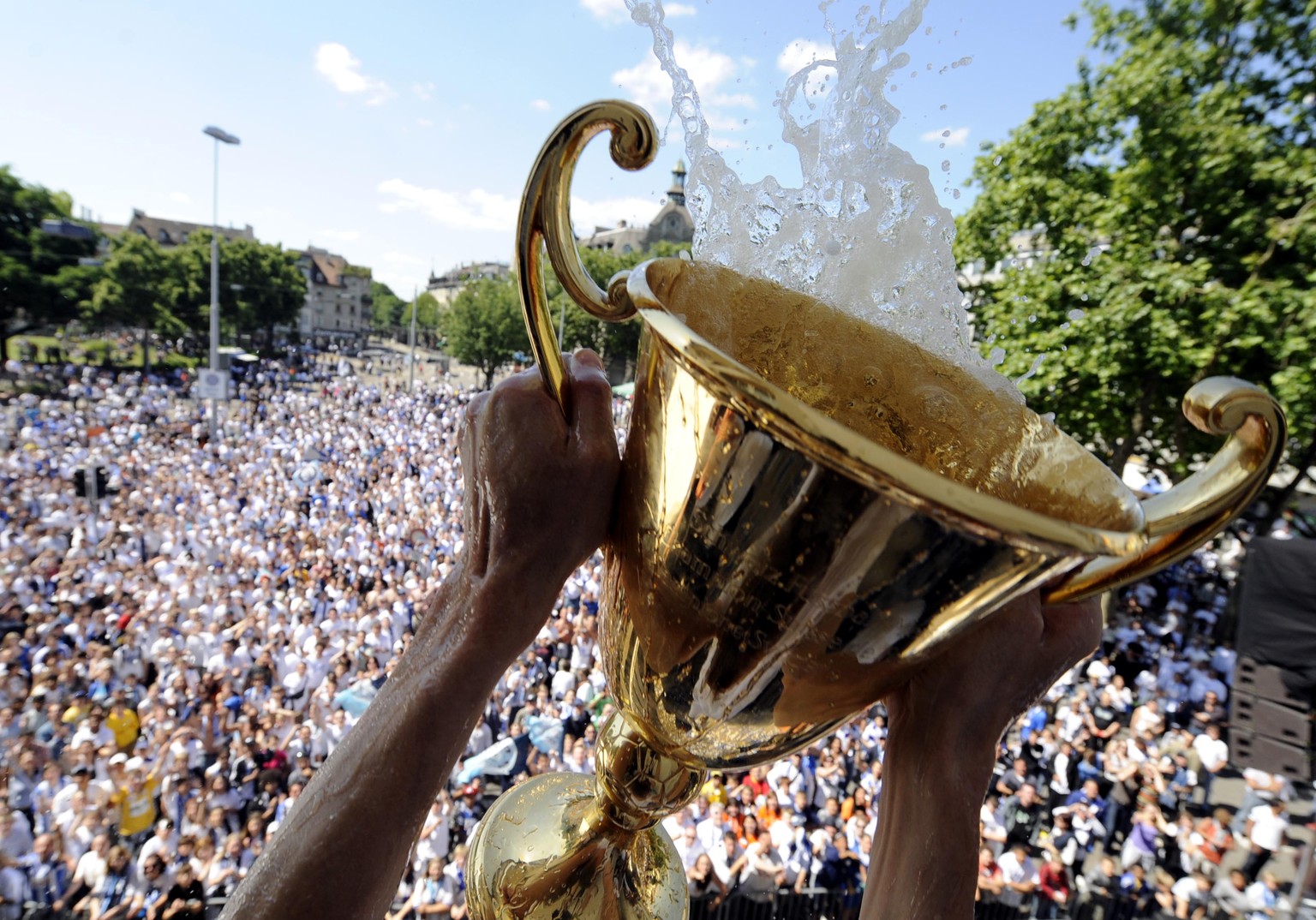 Schluss mit WM! Ab Samstagabend geht es in der Super League wieder um dieses begehrte Stück.