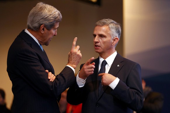 Argumentieren unter Zuhilfenahme der Zeigefinger: Der Schweizer Aussenminister Didier Burkhalter im intensiven Gespräch mit seinem Amtskollegen aus den USA, John Kerry.