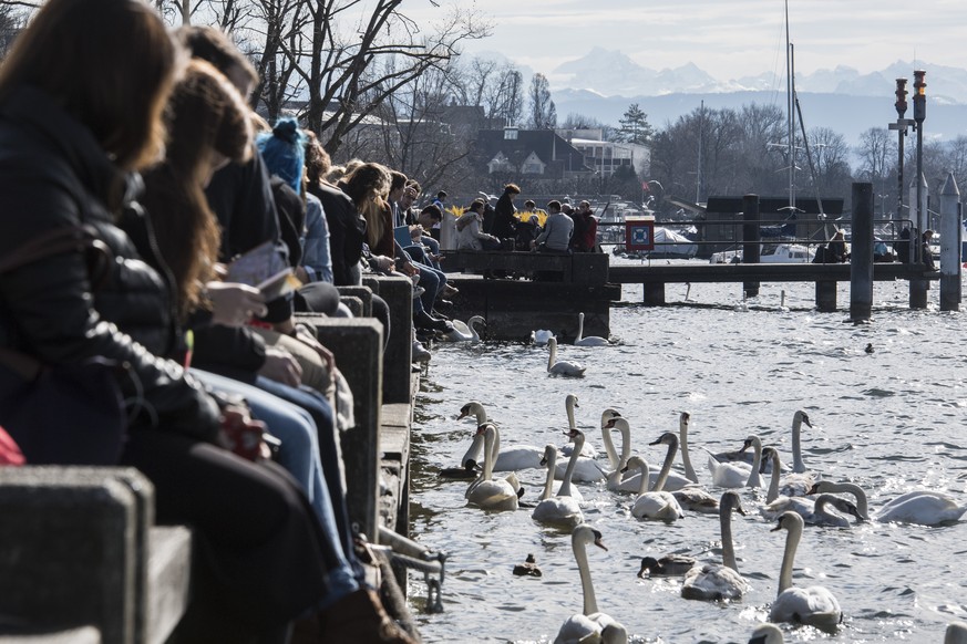 Menschen geniessen die Sonnenstrahlen am Zuerichsee, aufgenommen am Donnerstag, 23. Februar 2017. (KEYSTONE/Ennio Leanza)