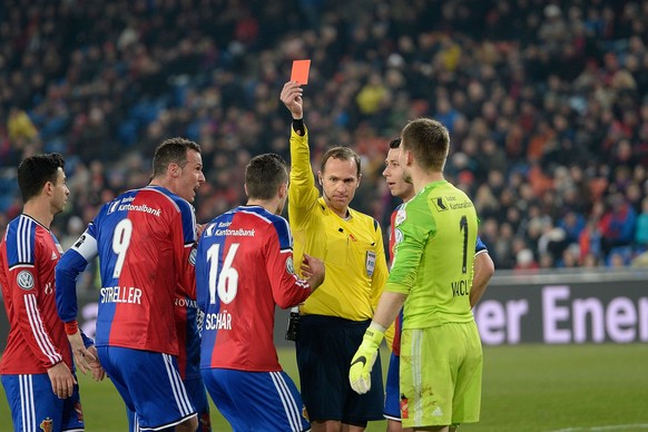 Rot und Penalty! Schiedsrichter Amhof fällt auf eine Schwalbe von Moussa Konaté herein.&nbsp;