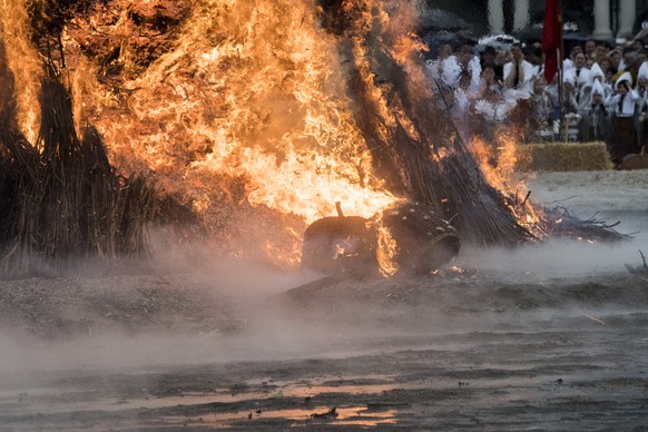 Am Boden explodiert er, der Böögg.