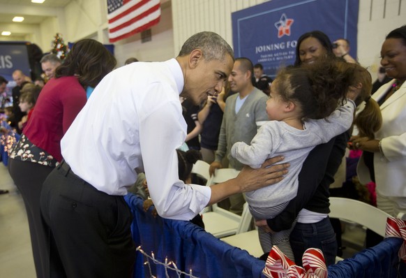 Präsident Barack Obama, hier bei einem Besuch bei Familien von Soldaten, ist an allen Ecken und Enden beschäftigt. Mit der Billigung des Haushaltes hat er eine Sorge weniger.&nbsp;