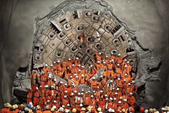 «Heidi» bricht durch: Die Mineure feiern nach dem zweiten Hauptdurchschlag im Gotthard-Basistunnel in Sedrun GR am 23. März 2011.