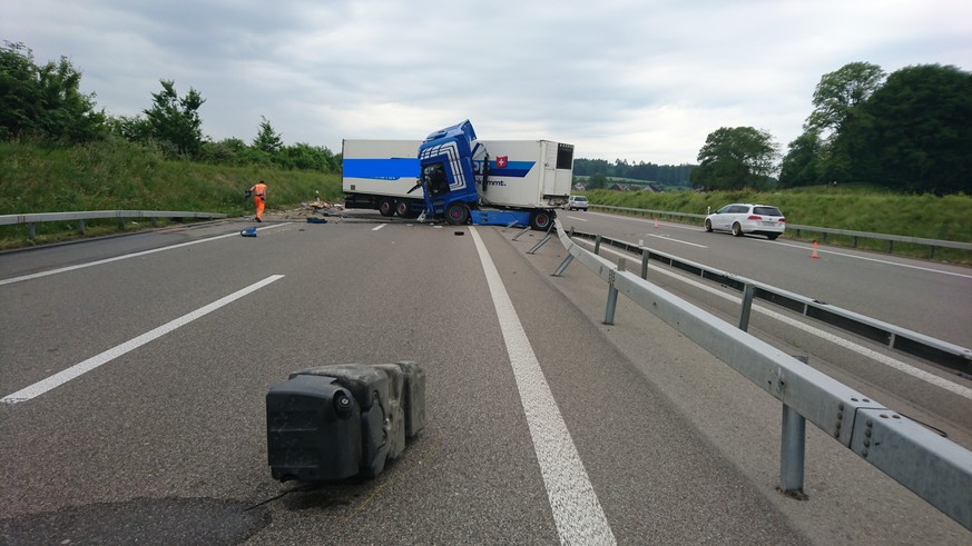 Der Lastwagen blockiert die A7 zwischen Attikon und Frauenfeld.