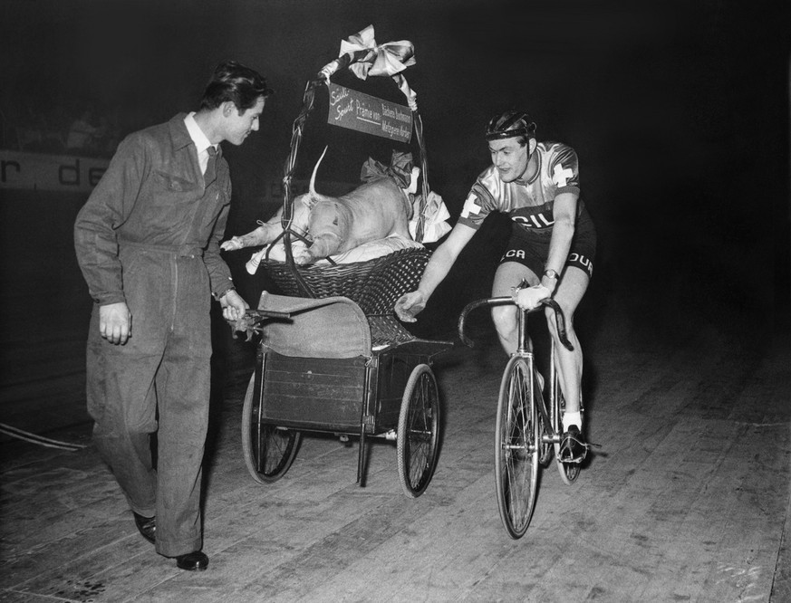 Der Radrennfahrer Armin von Bueren gewinnt beim Sechs-Tagerennen im Hallenstadion in Zuerich ein Schwein, undatierte Aufnahme. (KEYSTONE/Str) === ===