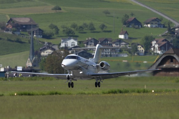 Der neue Jet PC-24 der Pilatus Flugzeugwerke bei seinem ersten Start am Montag, 11. Mai 2015 auf dem Flugplatz in Buochs.