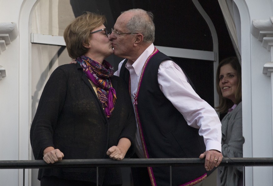Pedro Pablo Kuczynski küsst seine Frau Nancy Lange auf dem Balkon seines Büros in Lima.
