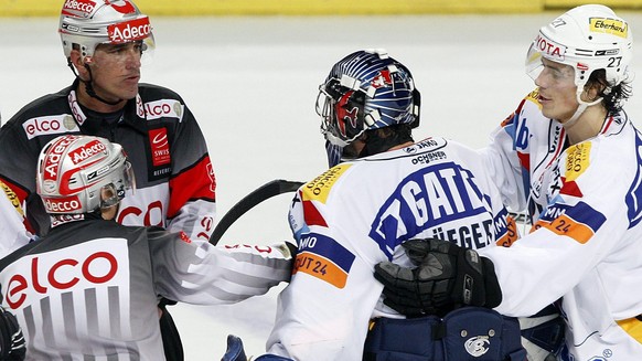 Klotens Torhueter Ronnie Rueeger, 2. rechts, in einem hitzigen Wortwechsel mit Schiedsrichter Danny Kurmann, links oben, der nach einer zweiten Videokonsultation den Penalty von ZSC Spieler Jan Alston ...