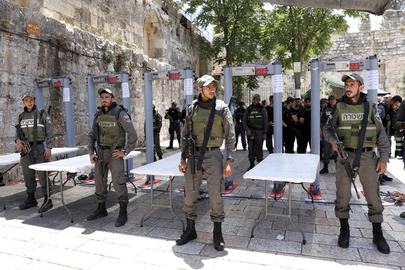 epaselect epa06090937 Israeli Border police stand guard next to new security metal detectors at the entrance to the al-Aqsa compound in Jerusalem&#039;s Old City, 16 July 2017. Israel reopened the hol ...