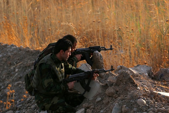 Kurdische Kämpfer stellen sich im Nordirak dem IS. Frankreich fliegt seit Freitag Lufteinsätze gegen die Extremisten.