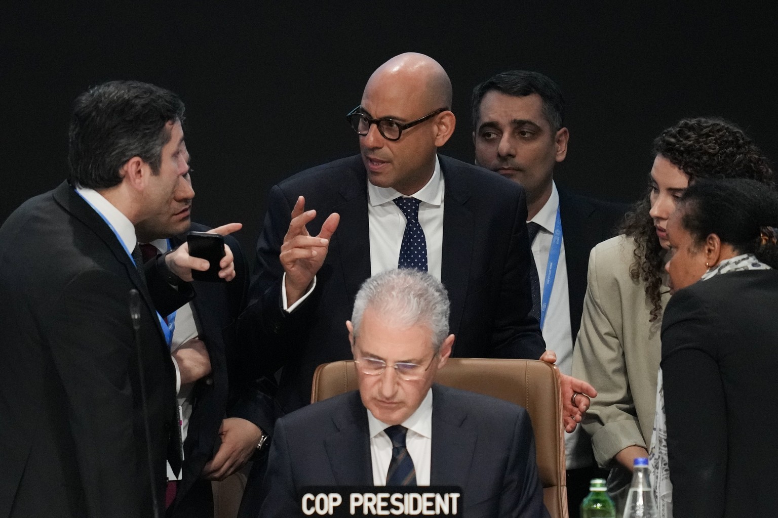 Nachrichten Linkding Yalchin Rafiyev, Azerbaijan's COP29 lead negotiator, left, talks with Simon Stiell, United Nations climate chief, center back, and Mukhtar Babayev, COP29 President, front, ahead of a plenary sess ...