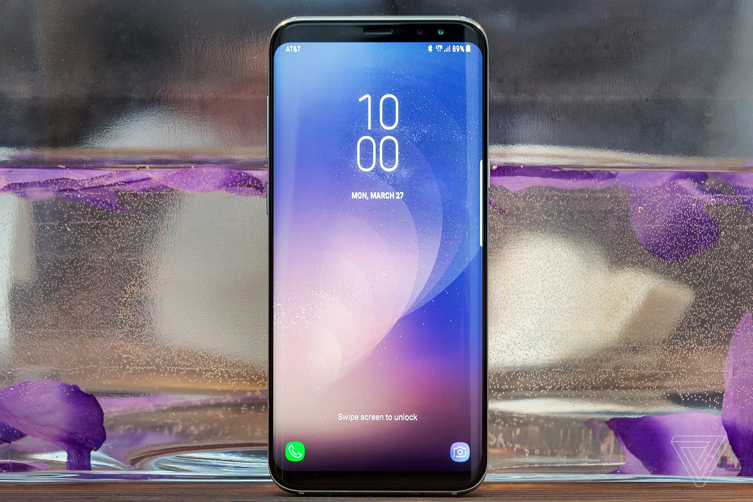 Der abgerundete Bildschirm und das Gehäuse gehen beim Galaxy S8 quasi nahtlos ineinander über.