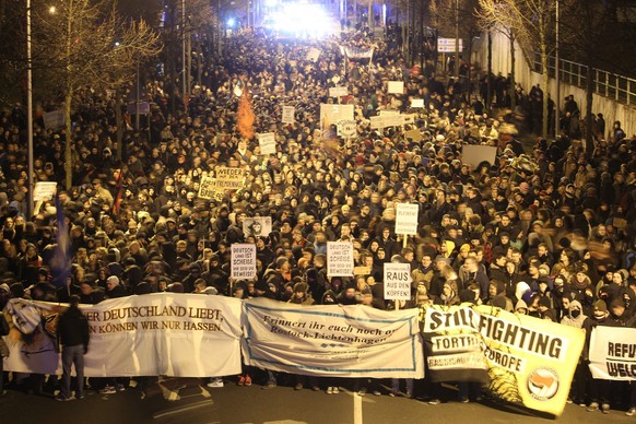 «Erinnert ihr euch noch an Rostock-Lichtenhagen?» (wo 1992 fremdenfeindliche Progrome stattfanden, Anm. d. Red.)&nbsp;– auch Legida-Gegner rufen wieder zu Gegenprotesten auf.&nbsp;