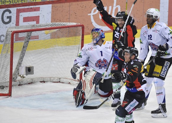 Die Berner Andrew Ebbett und Ryan Lasch, Mitte von links, bejubeln das dritte Tor gegen die Bieler Dave Sutter und Torhueter Jonas Hiller, von rechts, im fuenften Eishockey Playoff-Viertelfinalspiel d ...