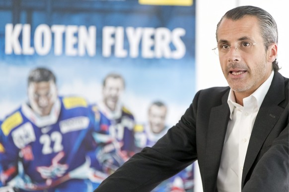 ARCHIV --- ZUR MELDUNG, DASS KANADISCHE INVESTOREN BEI KLOTEN UEBERNEHMEN, STELLEN WIR IHNEN FOLGENDES BILD ZUR VERFUEGUNG --- Kloten Flyers Investor Philippe Gaydoul spricht anlaesslich der Generalve ...