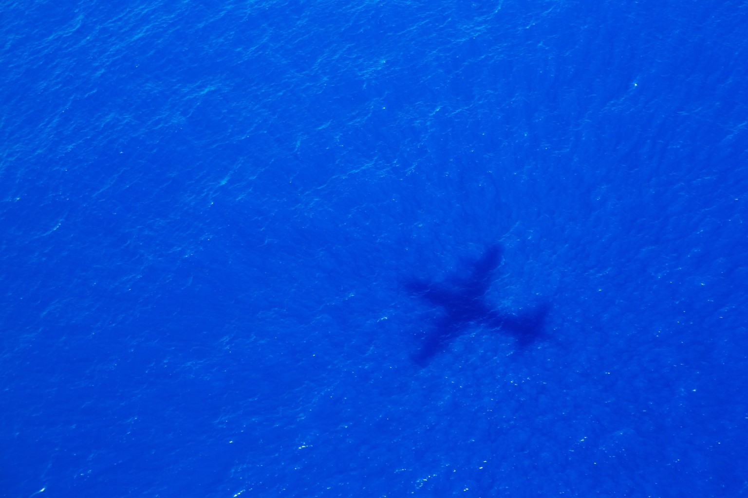 Immer noch kein Wrack gefunden: Schatten eines Suchflugzeugs über dem Indischen Ozean.&nbsp;