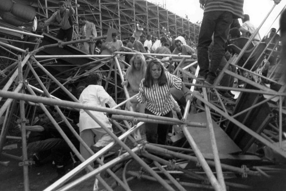 Die zerstoerte Tribuene des Furiani Stadiums in Bastia, Korsika, am 6. Mai 1992, wo ein Tag zuvor 18 Menschen ums Leben kamen und 700 verletzt wurden. (KEYSTONE/EPA PHOTO/AFP/Eric Cabanis) === ===