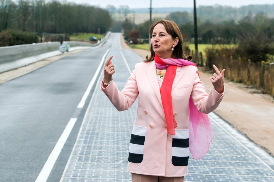 epa05685541 French Minister for Ecology, Sustainable Development and Energy Segolene Royal (C) inaugurates a solar panel road in Tourouvre au Perche, northern France, 22 December 2016. The world&#039; ...
