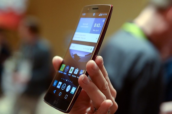 LG G Flex 2: Geschwungenes 5,5-Zoll-Display, 16 oder 32 GB erweiterbarer Speicher und 13-Megapixel-Kamera.