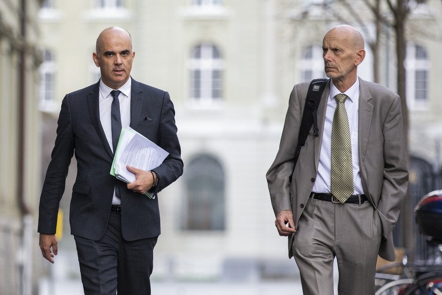 Bundesrat Alain Berset, links, und Daniel Koch, Leiter Abteilung uebertragbare Krankheiten BAG, kommen zu einer Medienkonferenz ueber die Situation des Coronavirus, am Freitag, 20. Maerz 2020 in Bern. ...