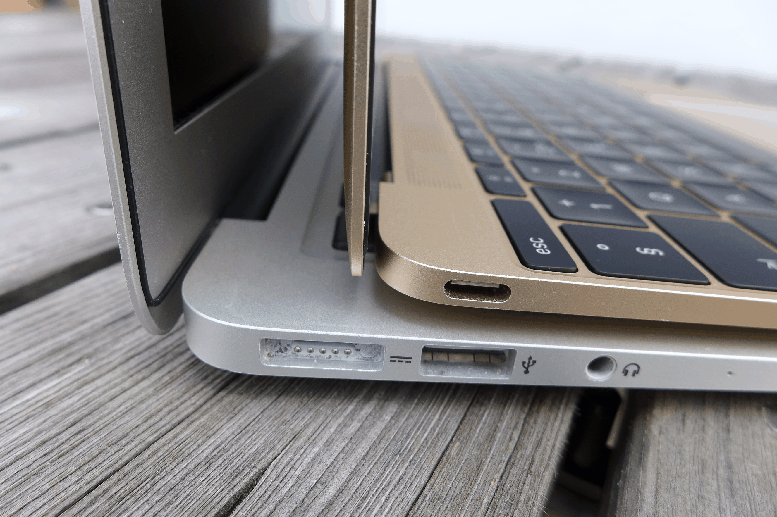 Dünn ist es. Verdammt dünn: das Macbook 2015, auf einem Macbook Air.