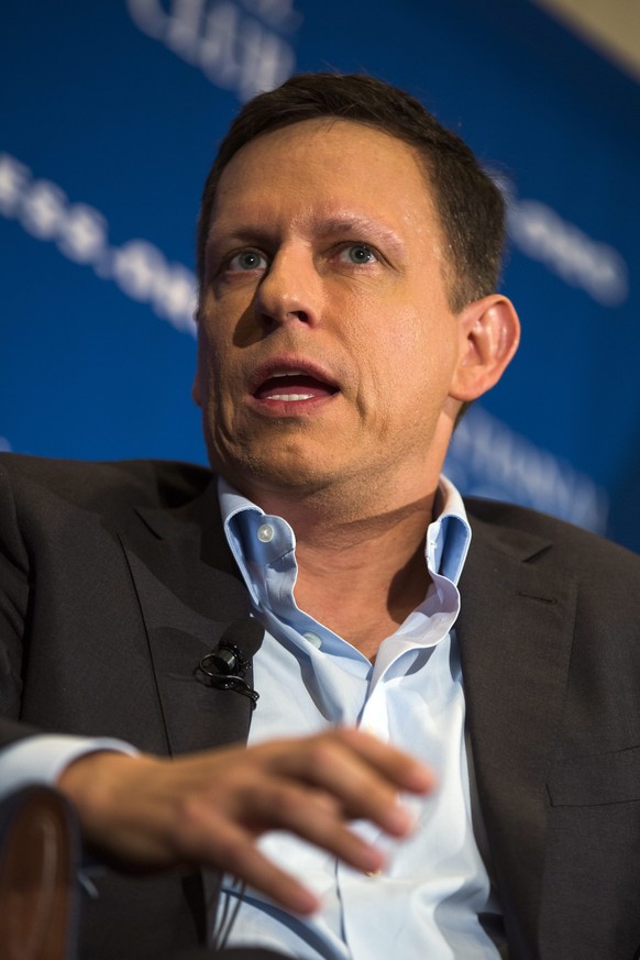epa05611574 Billionaire venture capitalist Peter Thiel speaks about his support for Republican presidential nominee Donald Trump in the National Press Club in Washington, DC, USA, 31 October 2016. The ...
