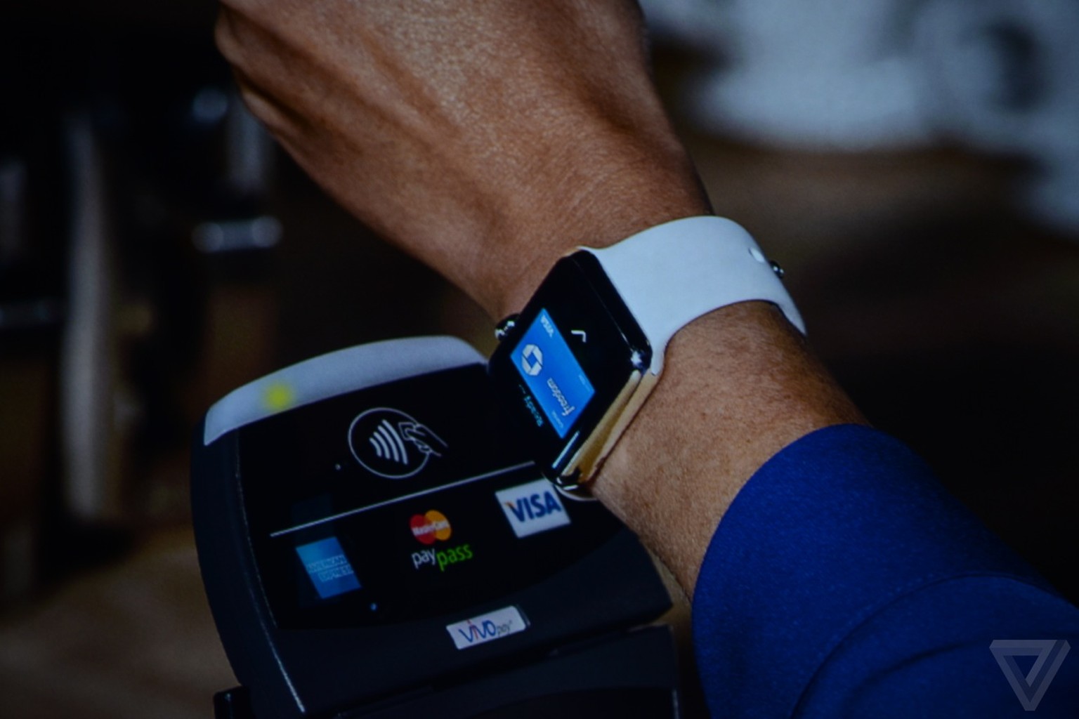 Auch mit der Apple Watch kann man künftig an der Ladenkasse bargeldlos bezahlen – vorerst nur in den USA. 