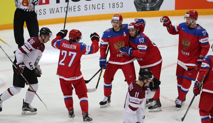 Doppeltorschütze Panarin jubelt mit seinen Kollegen.