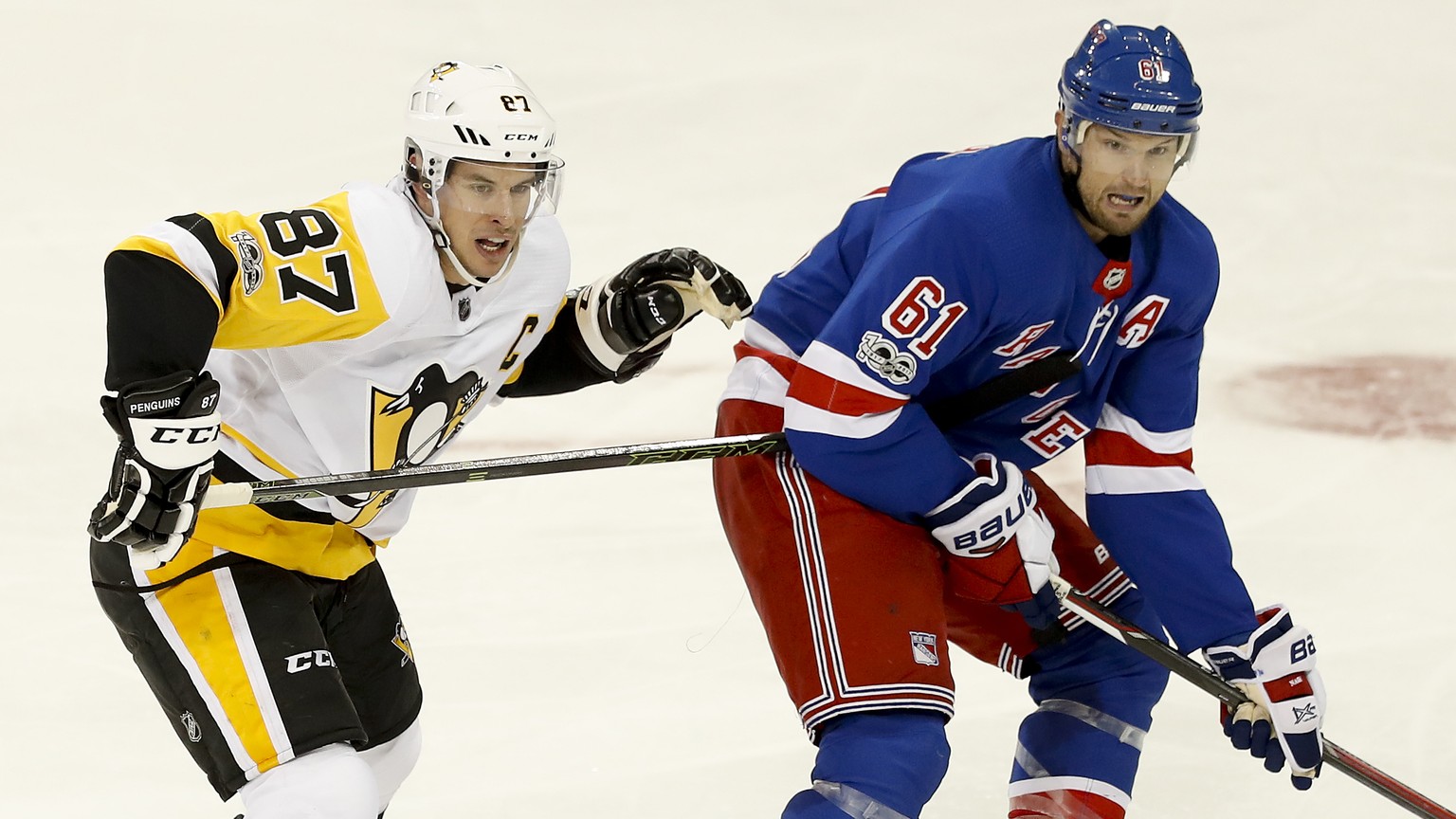 Pittsburgh Penguins center Sidney Crosby (87) guards New York Rangers right wing Rick Nash (61) during the third period of an NHL hockey game, Tuesday, Oct. 17, 2017, in New York. The Penguins won 5-4 ...